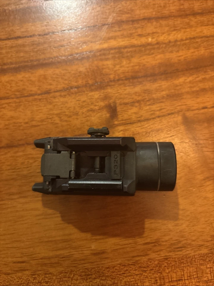 Luz táctica montada en riel Streamlight TLR-1 con montaje Sig P320 Foto 2 de 4