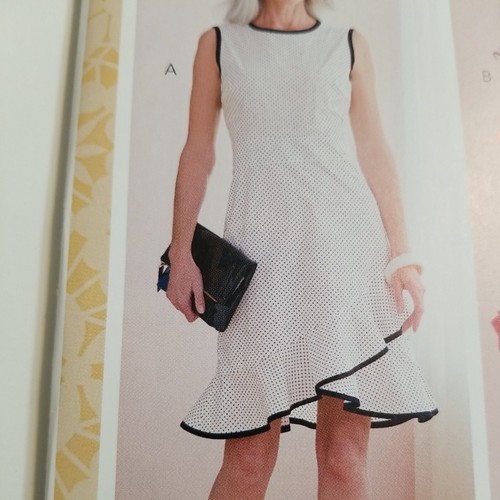 Abito con volant e fondo modello Butterick R10560 E5 taglia 14 16 18 20 22 - 13 pezzi - Foto 4 di 7