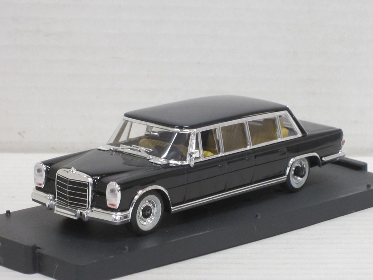 Mercedes-Benz 600 Pullman ミニカー1/43 Mercedes-Benz 600 Pullman in schwarz ohne Box mit Vitrine