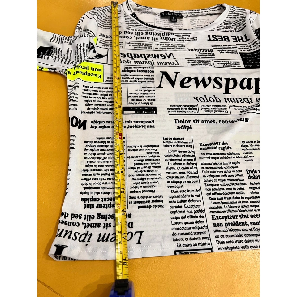 Blusa cropped feminina Timing estampa jornal manga longa gola redonda branca tamanho P - Imagem 4 de 4