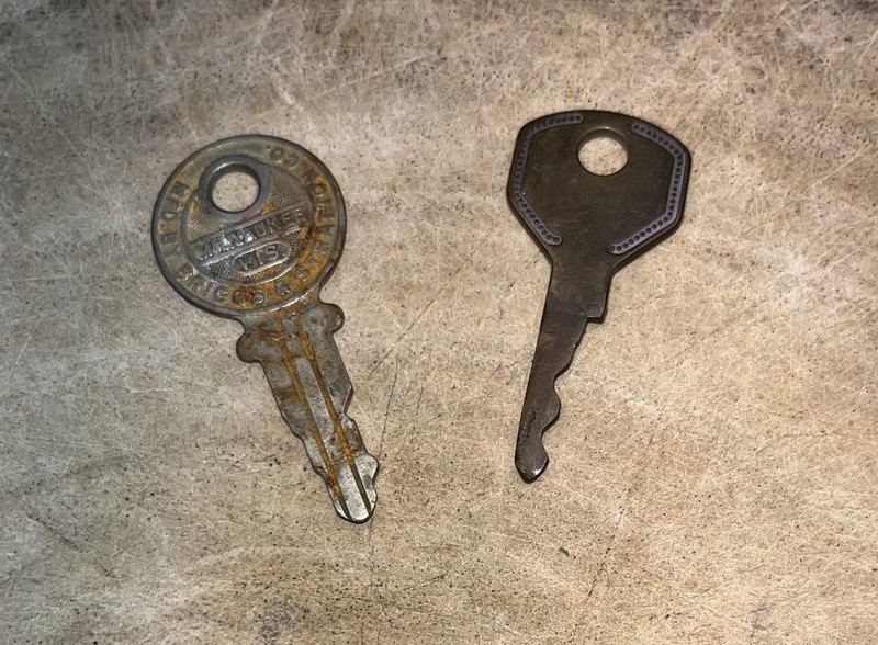 2 VINTAGE ANTIQUE BASCO BRIGGS STRATTON KEYS as found Ignition? Gas? Very cool!