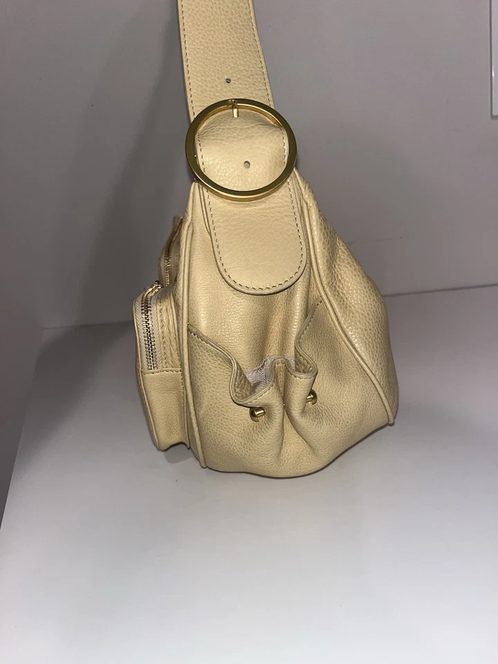 Bolso de hombro con correa ajustable de cuero granulado amarillo pálido SONDRA ROBERTS Foto 4 de 4