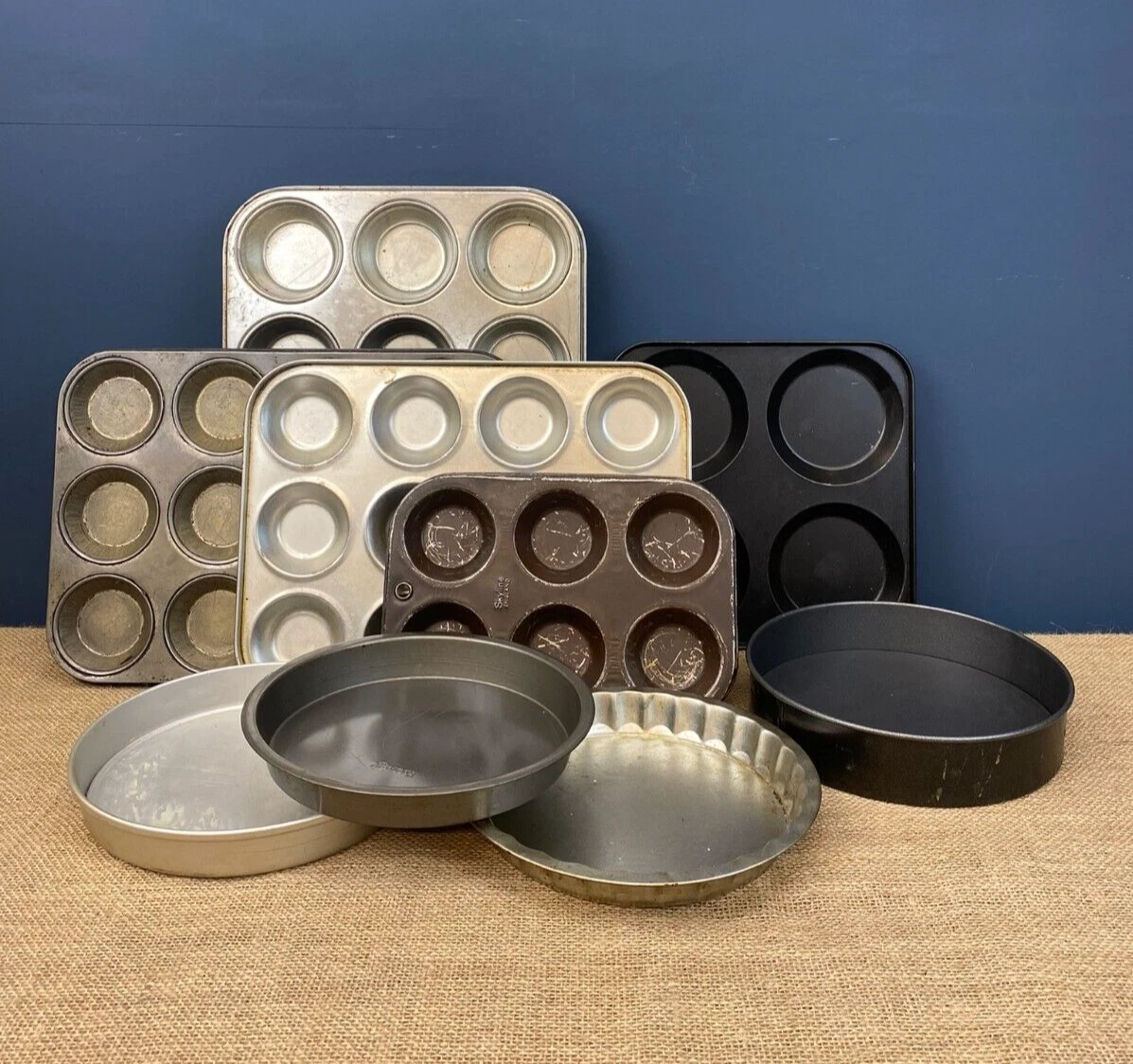 JOB LOT 9 X VARIOUS VINTAGE CAKE MUFFIN BUN FLAN QUICHE TART BAKING COOKING TINS
Opens in a new wind