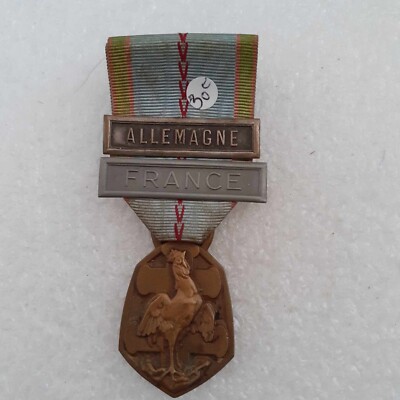 FRENCH COMMEMORATIVE MEDAL 1939-1945 2 Staples.
