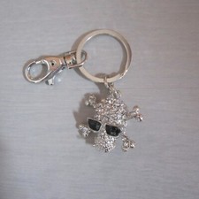 Porte cle, bijou de sac tête de mort gothique noir & blanc avec strass