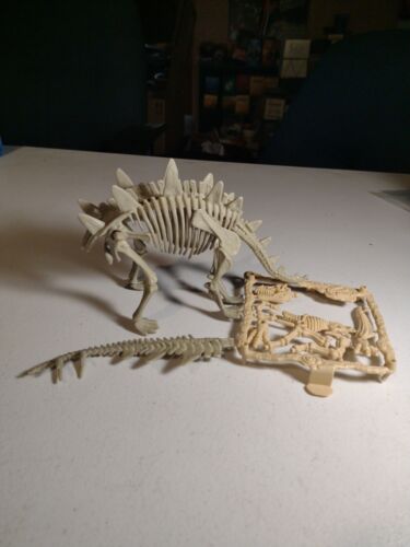 STEGOSAURUS SKELETON FIGURE, with extras
