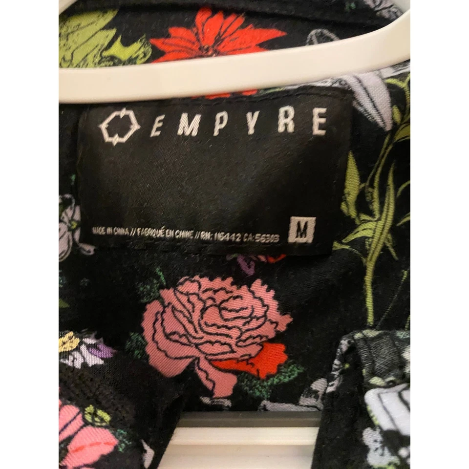 Empyre Rayon Talla Camisa de manga corta M negra floral con botones  Foto 3 de 4