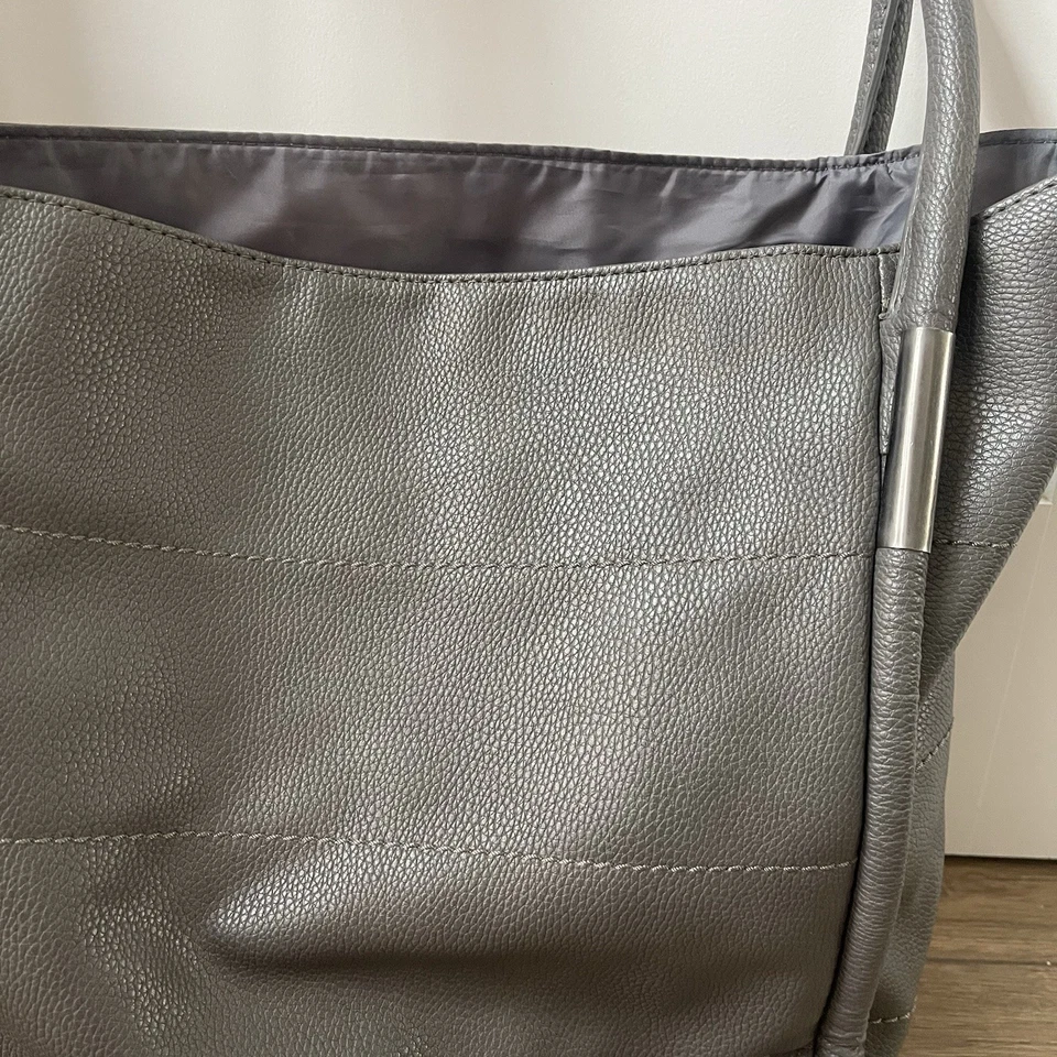 Bolso de hombro grande de cuero sintético gris Neiman Marcus Foto 4 de 4