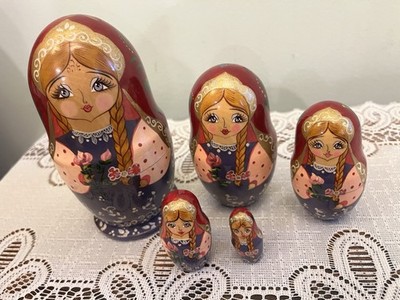 A Set Of 5 Beautiful Hand Made Russian Nesting Dolls