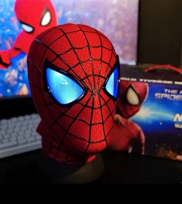Amazing Spider-Man Mask mit Netzmuster & LED-Augen plus bewegende Augen 