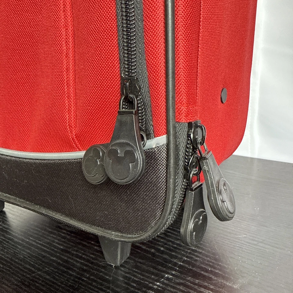 Maleta con ruedas roja Mickey Mouse bolsa para pasar la noche para niños Disneyland Disney Resorts Foto 2 de 4