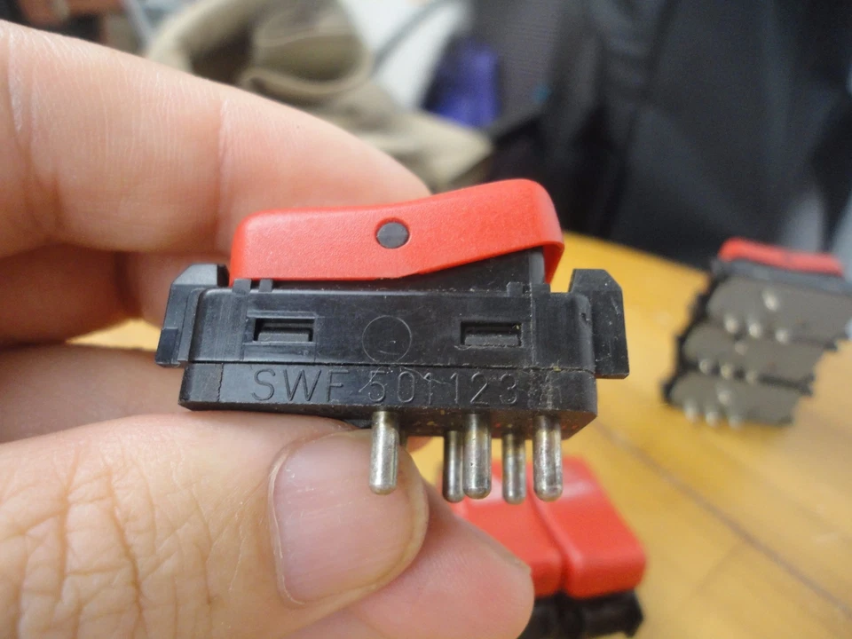 Interruptor de advertencia de peligro OEM MERCEDES-BENZ 1248200110 Foto 2 de 4