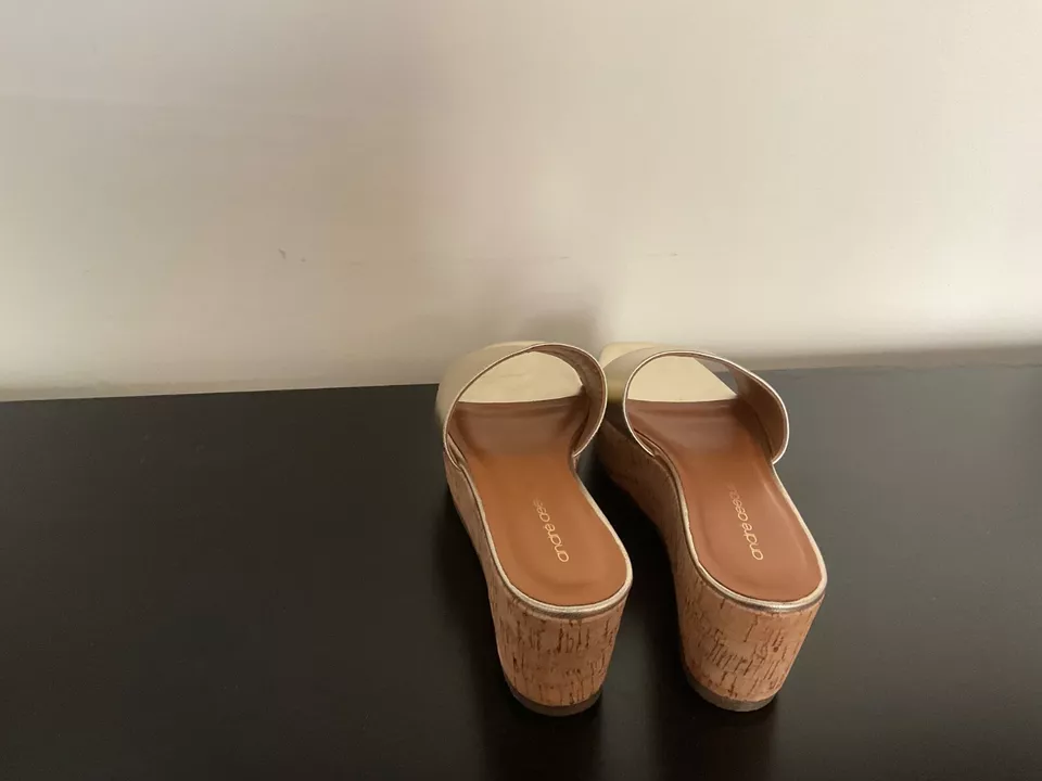 ANDRE ASSOUS Mujer Plataforma Dorada Acento Corcho Metálico Acolchado Talla 8 Foto 4 de 4