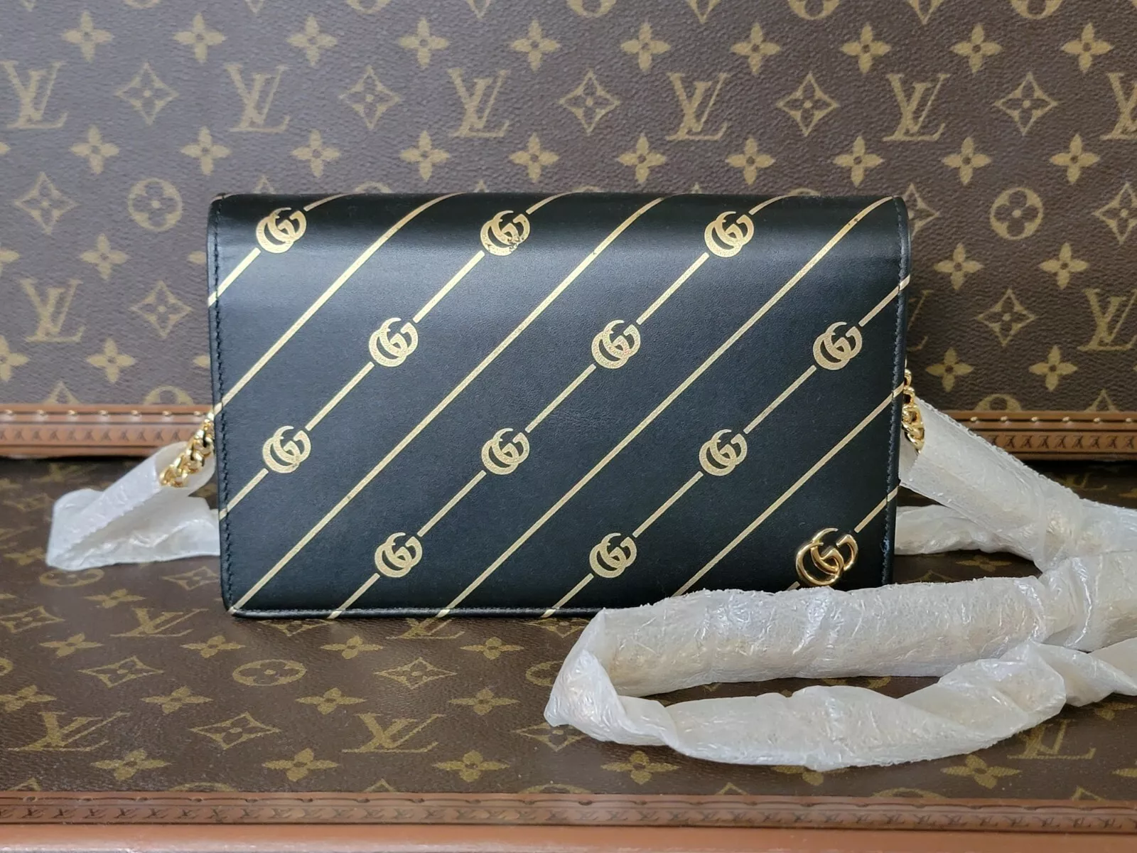 Mini portefeuille sur chaîne authentique GUCCI double GG bande diagonale WOC cuir doré