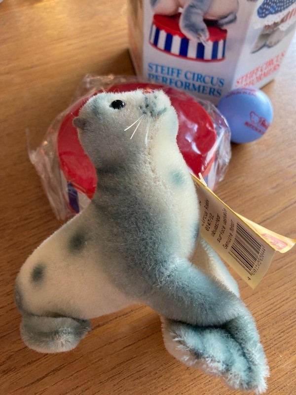 Steiff Golden Age of the Circus 0147.12 Robby Seal With Ball on Stand 724 NRFB