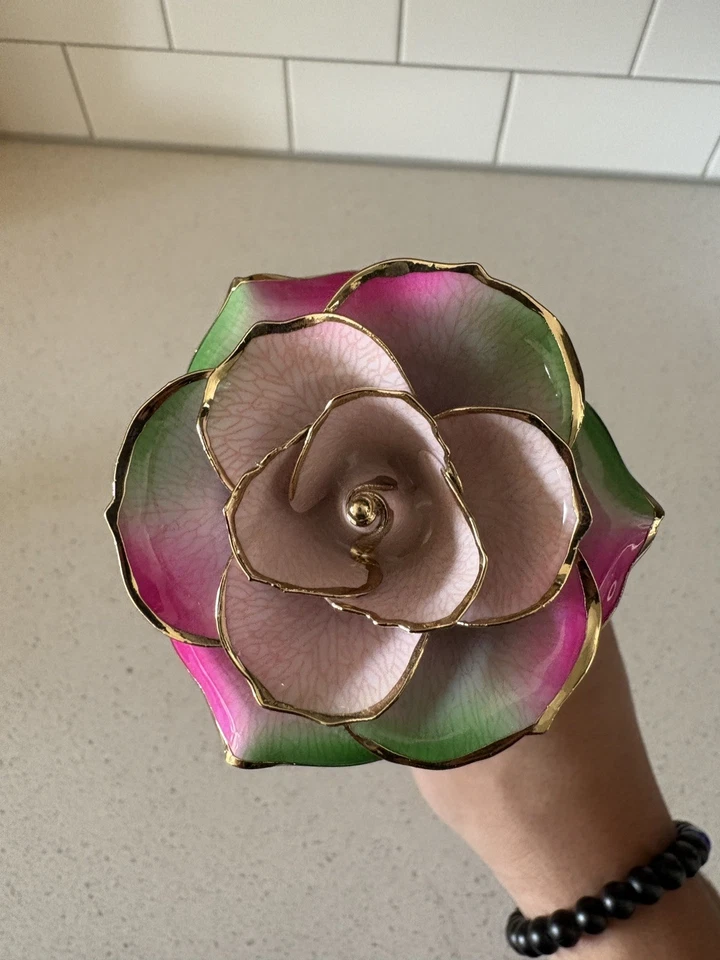 Flor decorativa rosa esmalte oro recuerdo Foto 3 de 3