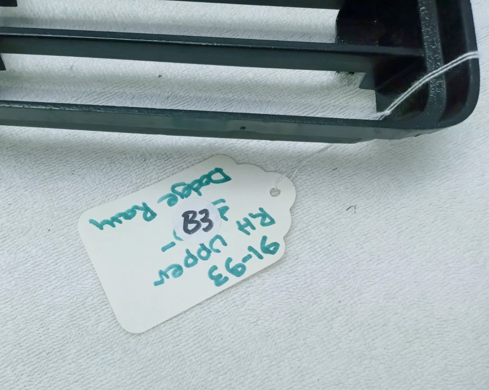 1991-1993 1st GEN DODGE RAM W-150-250-350 /RAMCHARGER OEM RH UPPER GRILLE INSERT — 第 2/2 张图片