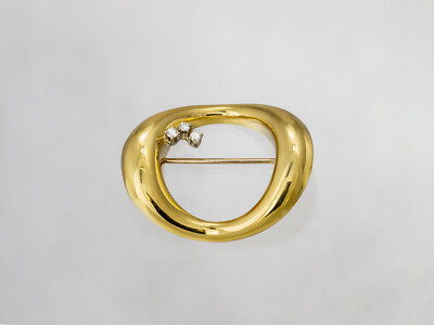 Harmonische ovale Goldbrosche mit feinen Brillanten aus 18 kt Gold