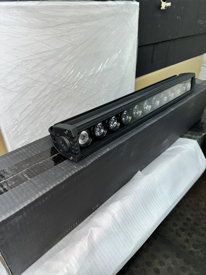 Barra de luz LED negra de una fila Pilot Automotive PL-9722P 22,5" PLX Foto 2 de 4