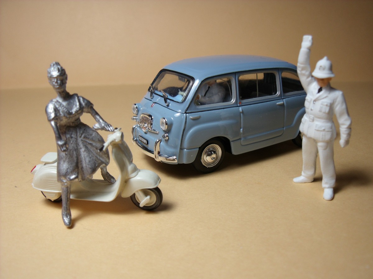 Figurine 1/18 Gendarme Citroën – Résine – Norev, Solido, Minichamps – Neuf Sous Boîte