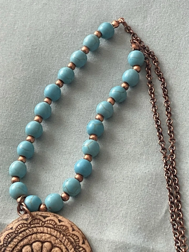 Conjunto de collar y pendientes Amber’s Allie cordón marrón cuero colgante cuentas turquesa Foto 3 de 4