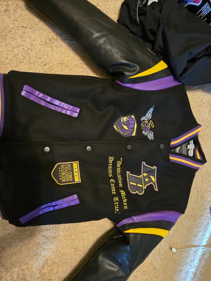 Jaqueta Headgear Classics LA Lakers Kobe Bryant Legends Never Die Blk Varsity - Pequeno - Imagem 3 de 3
