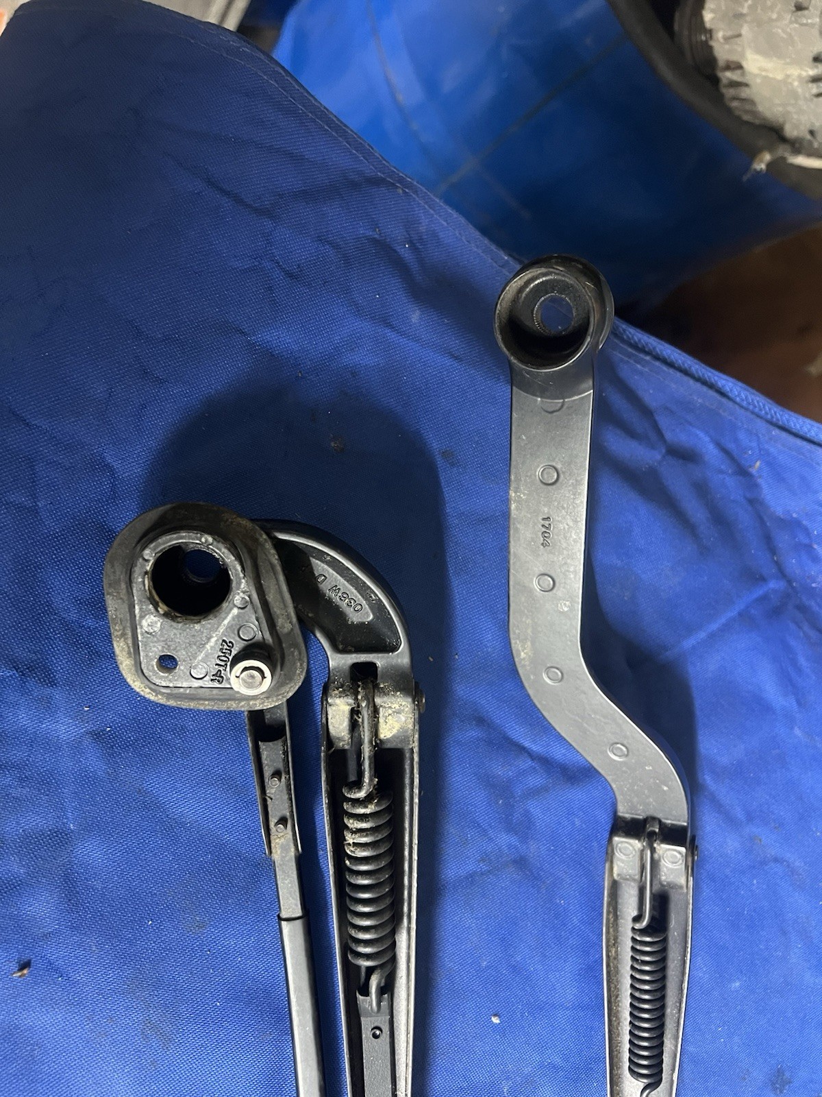 2003-2013 maserati quattroporte LH & RH M139 front windshield wiper arms OEM