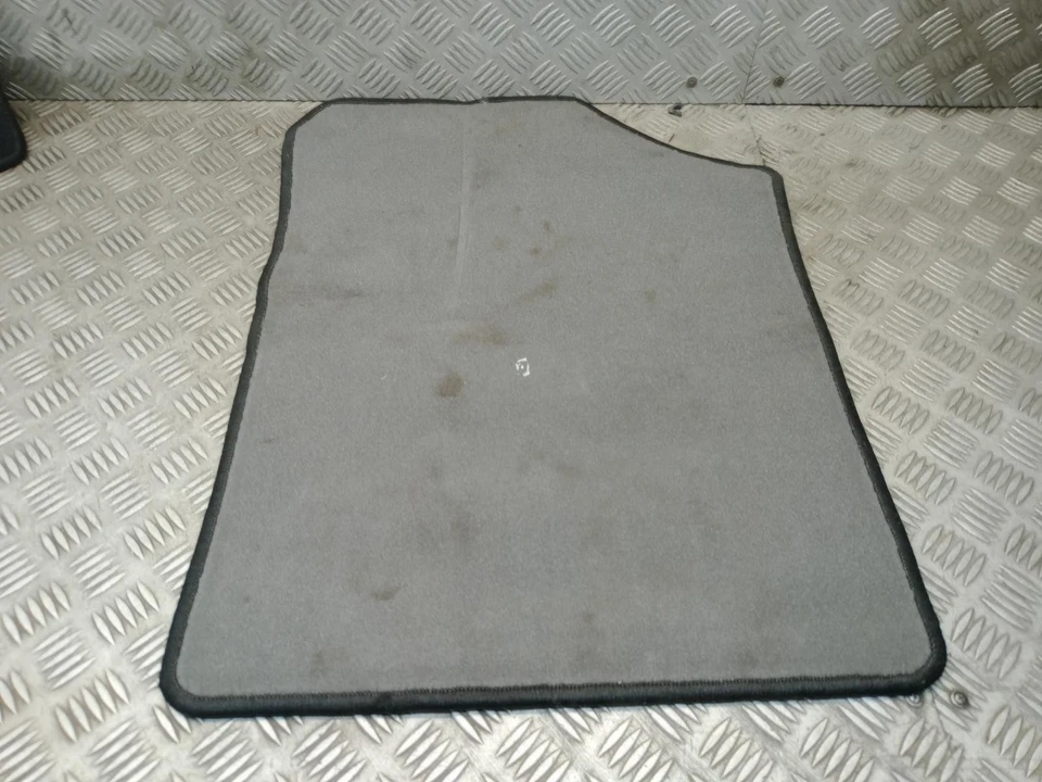JUEGO DE ALFOMBRILLAS FORRO TOYOTA YARIS 5 PUERTAS OEM 58510YYM30 MK3 XP130 2014-2019 Foto 3 de 4