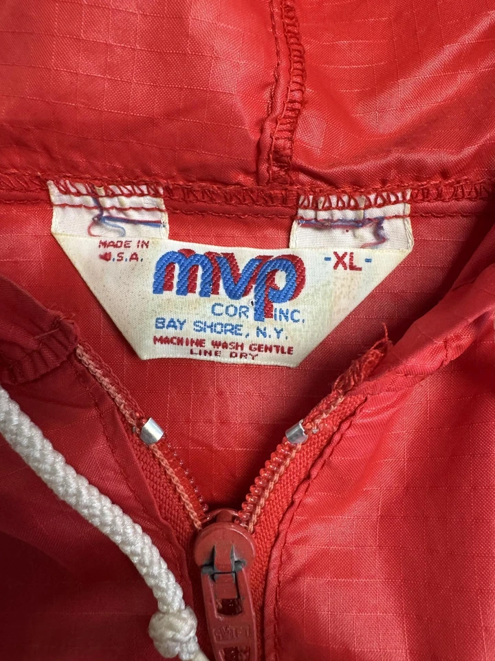 Jaqueta CBS Masculina Vintage XL Nylon Vermelho Com Capuz Anorak Windbreaker Fabricada nos EUA Anos 80 - Imagem 2 de 4