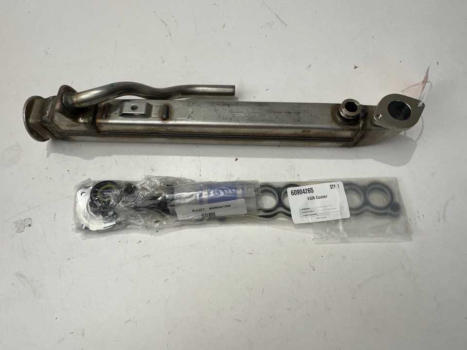 Refrigerador de recirculación de gases de escape Dorman 904-262 2010 Ford F-250 E-350 E-450 F-550 Foto 2 de 4