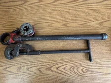 RIDGID 00-R Pipe Threader W/ Handle One 1/2" Die And Barness #o1 Pipe Cutter