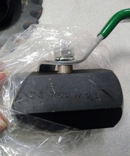 Hammond 1 1/4" FNPT Carbon Steel Ball Valve - Picture 4 of 4