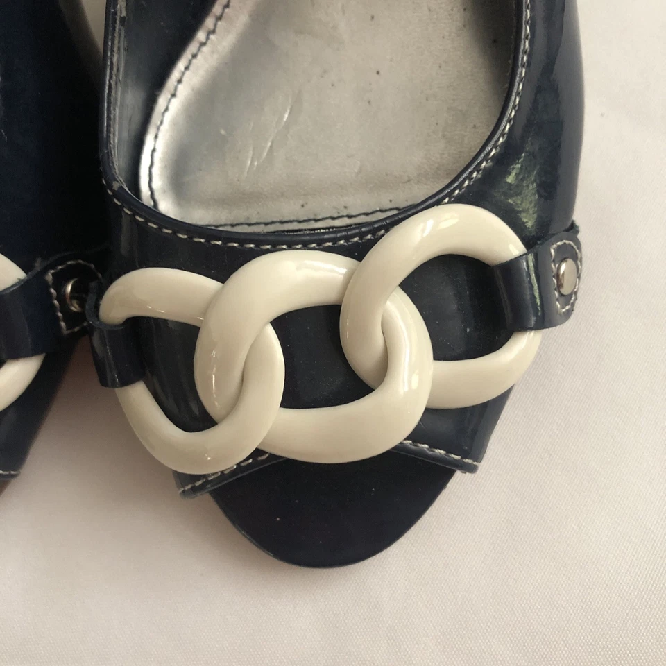 Sandalias Merona Collection Azul Marino Charol Eslinga Trasera Talla 6.5 Tacón Apilado Nuevas de Lote Antiguo Foto 3 de 4