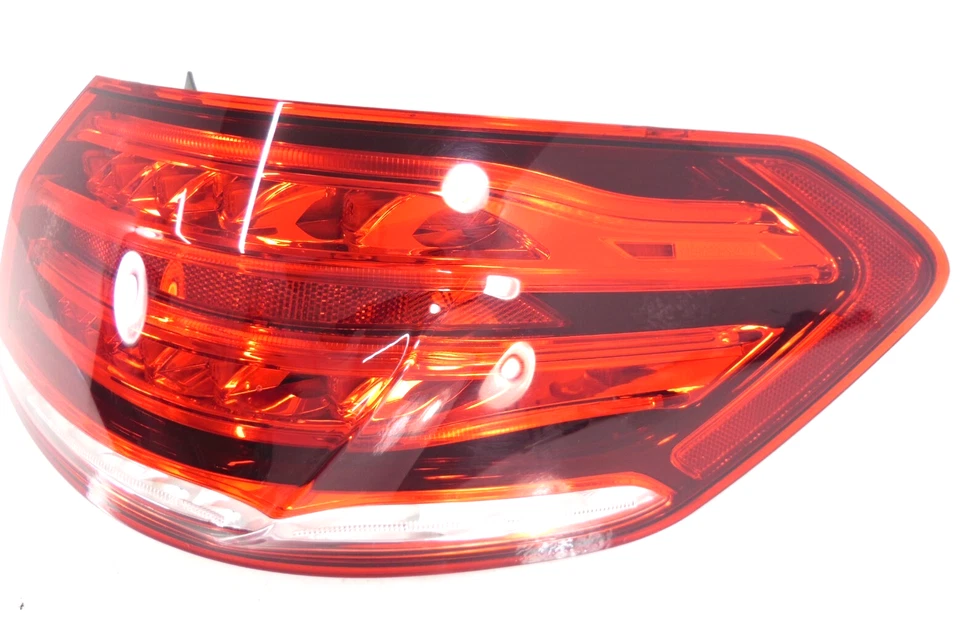 Lámpara de luz trasera montada en un cuarto para Mercedes-Benz E350 2014-2016 pasajero derecho OEM Foto 4 de 4