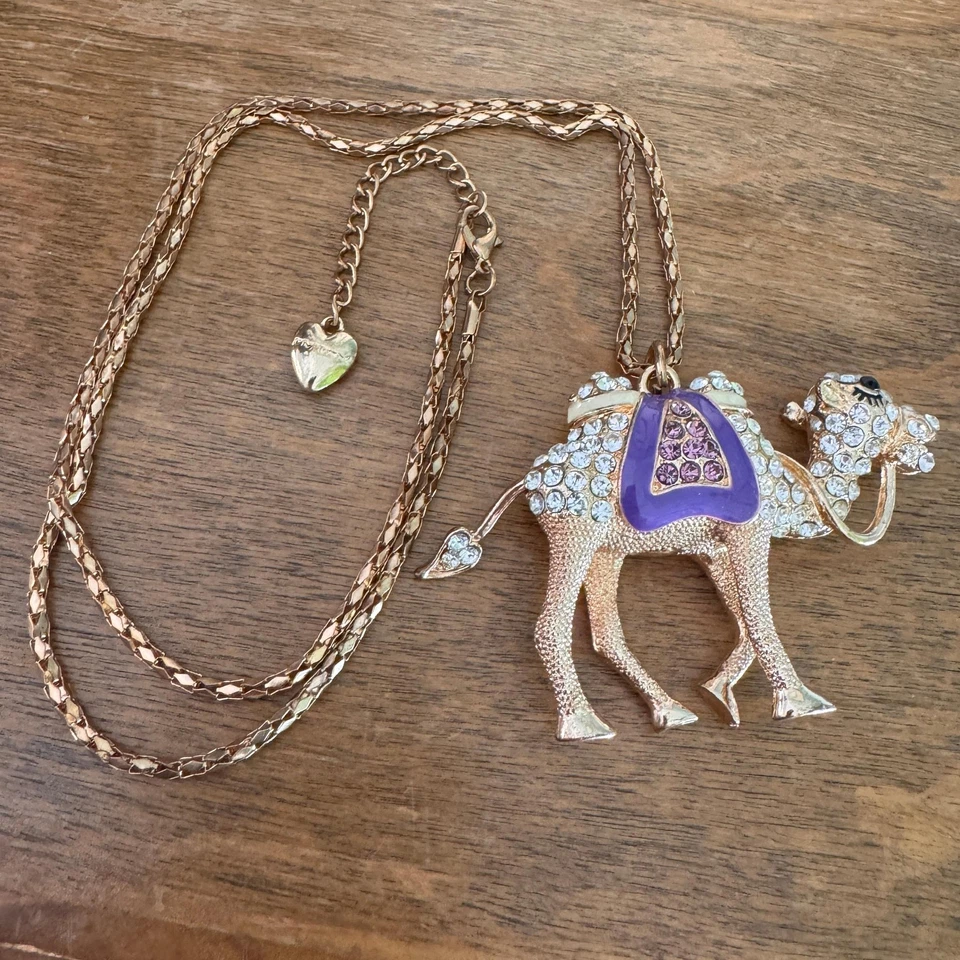 Betsey Johnson Esmalte Púrpura, Púrpura y Transparente Multi Facetado Estrás Camel Ne Foto 3 de 4