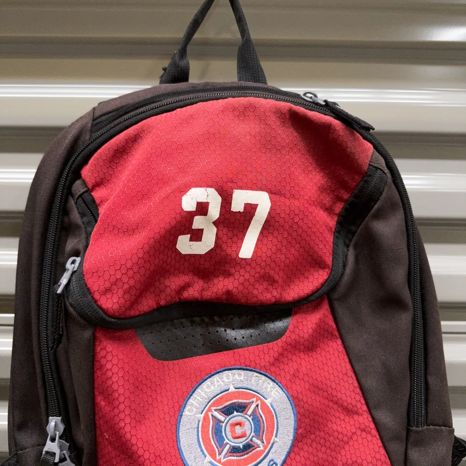 Mochila Adidas Chicago Fire Juniors Roja Negra Fútbol Bordada Hydroshield Foto 2 de 4