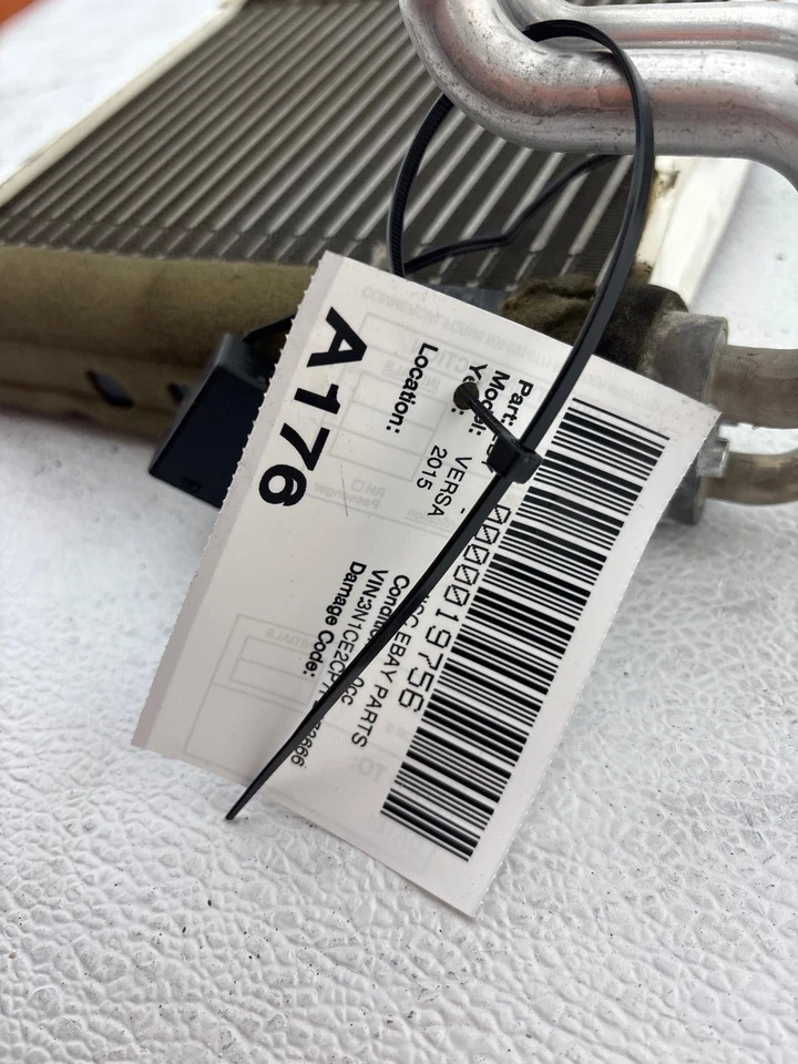 Nissan Versa 2012-2015 hatchback 1,6 L aire acondicionado OEM Foto 3 de 4