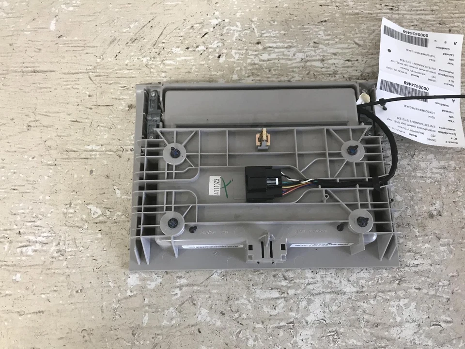 Pantalla de infoentretenimiento usada se adapta a: 2014 GMC Yukon XL 1500 sistema de entretenimiento opcional Foto 3 de 4