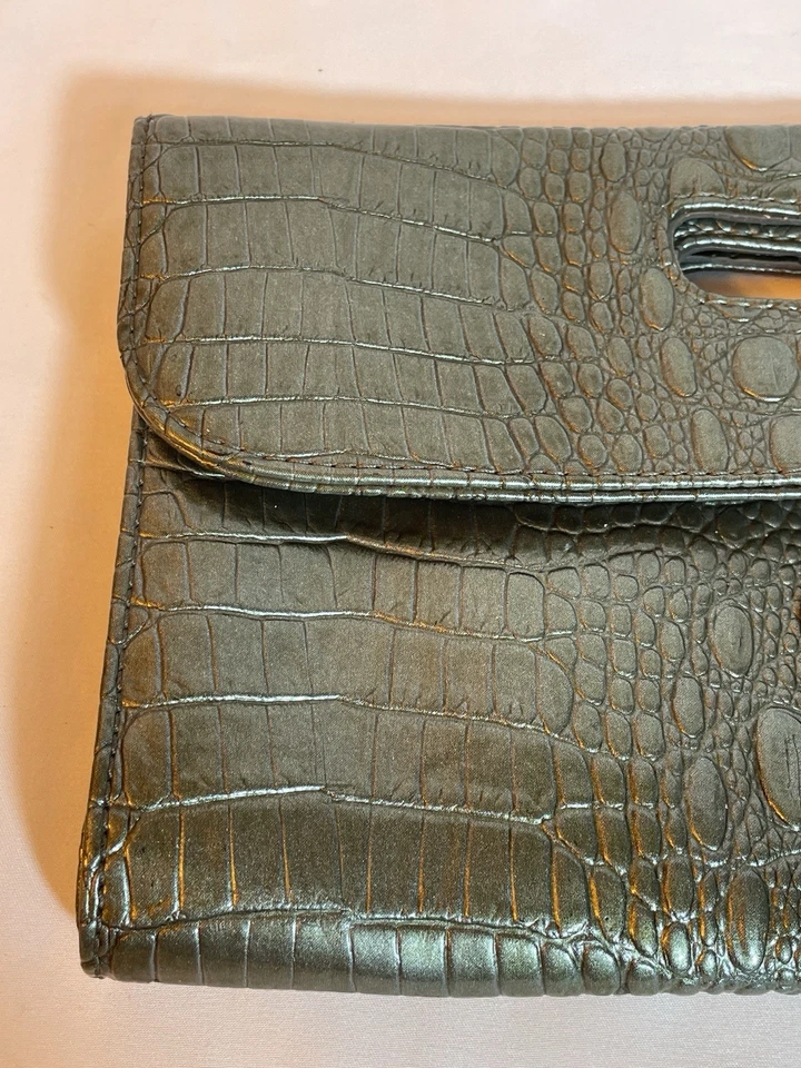 Bolso sin asas Nine West Gun de metal con estampado de cocodrilo Foto 3 de 4