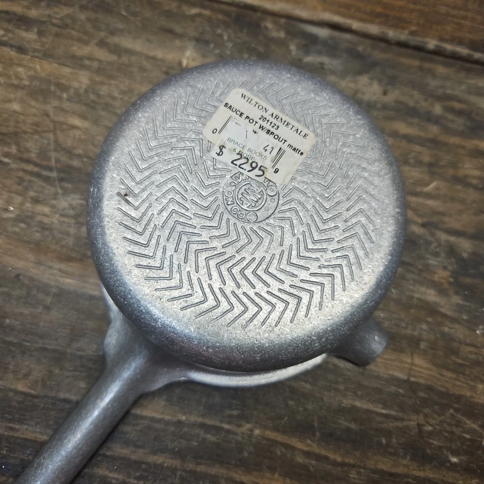 Wilton Armetale 烤盘锡制酱锅 带喷嘴 墨西哥制造 # 201123 — 第 4/4 张图片