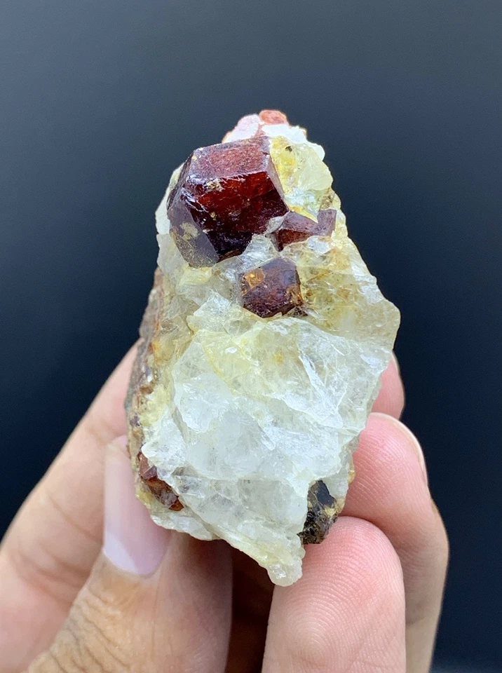 Muestra de granate rojo crudo: mina Skardu, 65 gramos Foto 2 de 4