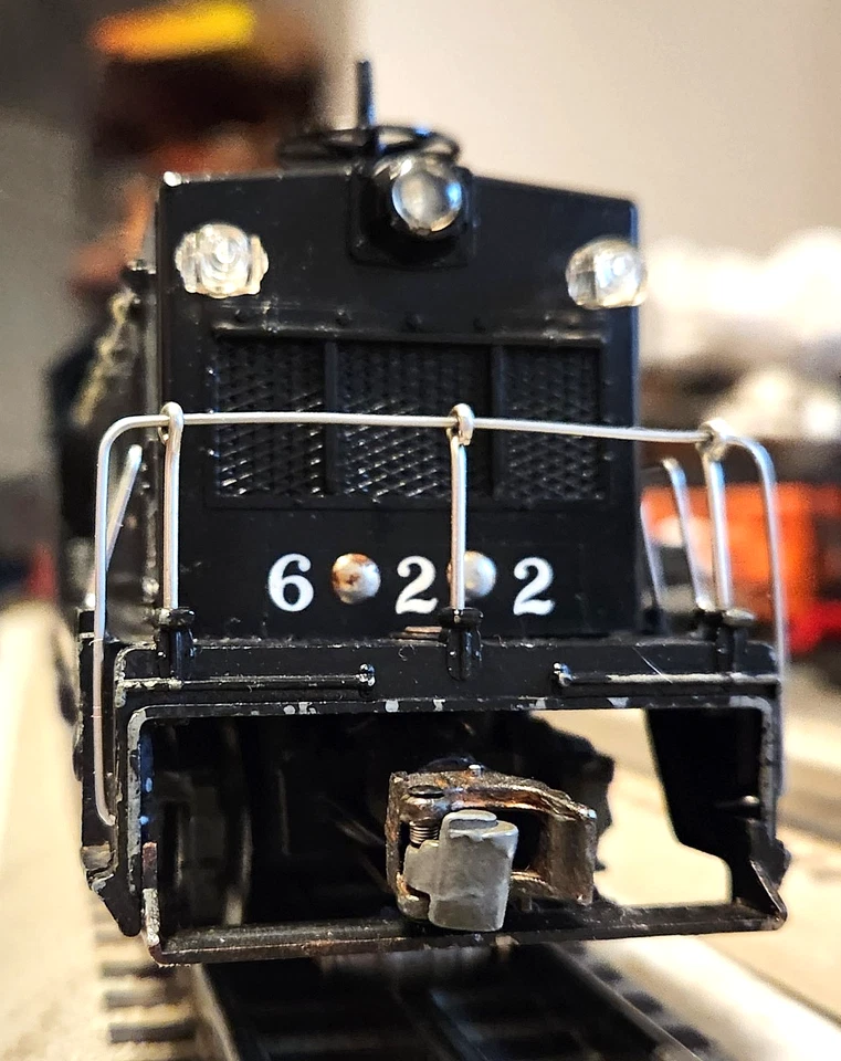 LIONEL 622 BELL RINGING SANTA FE DIESEL SWITCHER IN GOOD COND. RUNS. - Image 3 of 4