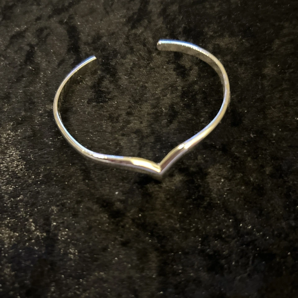 Bracelete vintage Avon ponta V tom prata serve para pulso de até 7 pol. - Imagem 4 de 4