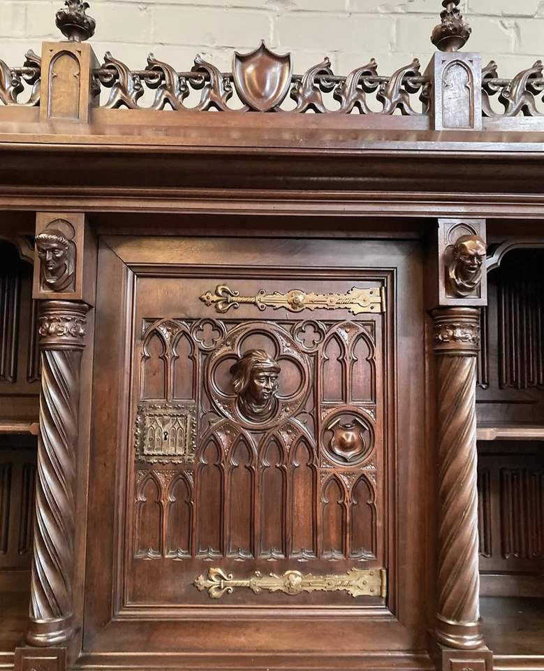 LLEGA MAR 2026: Antiguo aparador buffet francés de madera de nogal gótico Foto 3 de 4