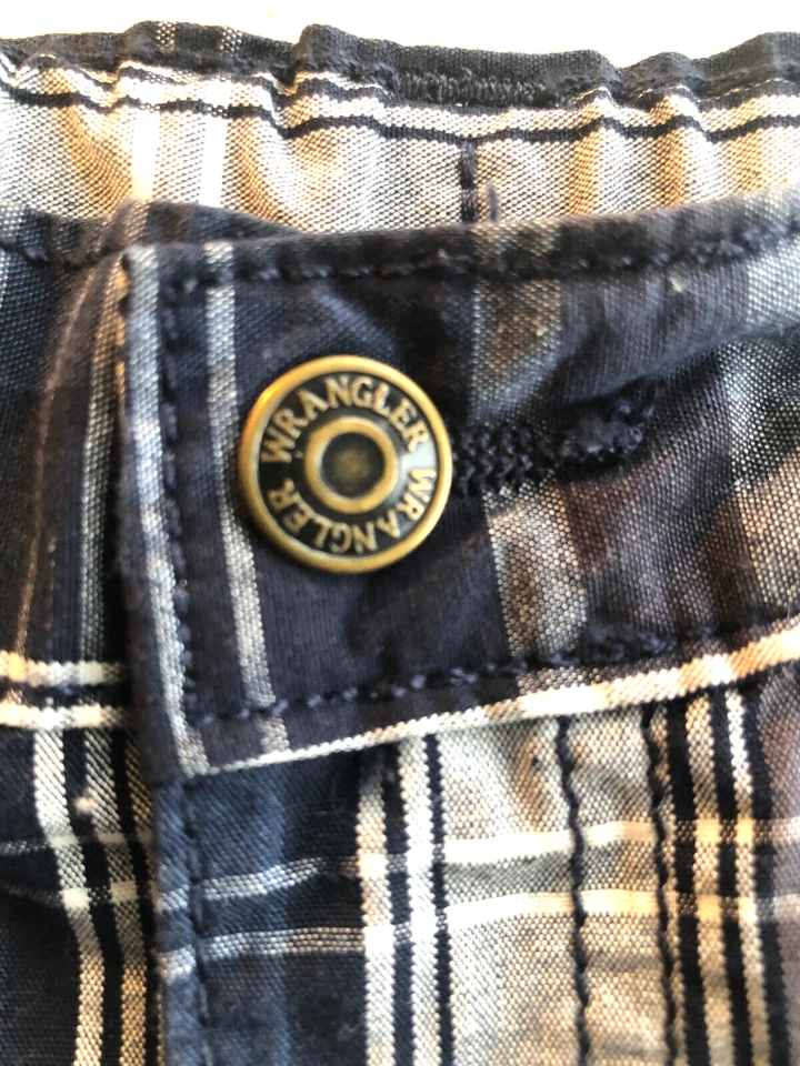 Wrangler Jeans Co. Plaid Cargo Shorts in Size 4 Regular - Black  & White Plaid - Изображение 2 из 4