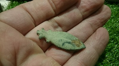 Schönes frühmittelalterliches Bronzeband schönes intaktes antikes Artefakt 