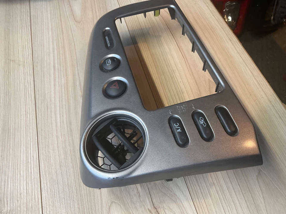 Bisel de radio Toyota Matrix Pontiac Vibe 2003 2004 2005 2006 2007 2008 Foto 3 de 4