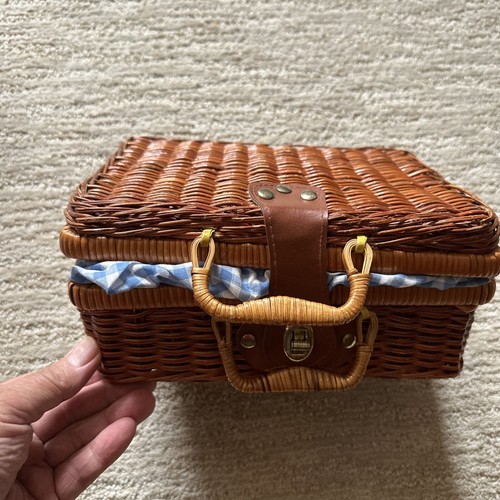 PORCELAIN CERAMIC Mini Tea 4 Piece Place SET & WICKER PICNIC BASKET & Cloth Used - Picture 2 of 12
