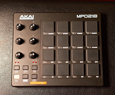 Akai Professional MPD218 Pad-Controller mit 16 Trigger-Pads, USB, Software