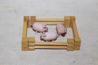 kleine Schweine Erzgebirge Miniaturen Holzspielzeug Bauernhof gebraucht